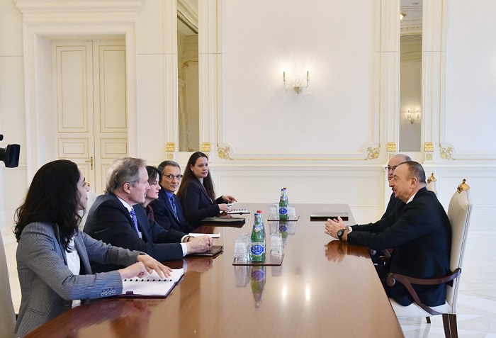 Präsident Ilham Aliyev empfängt US-Delegation